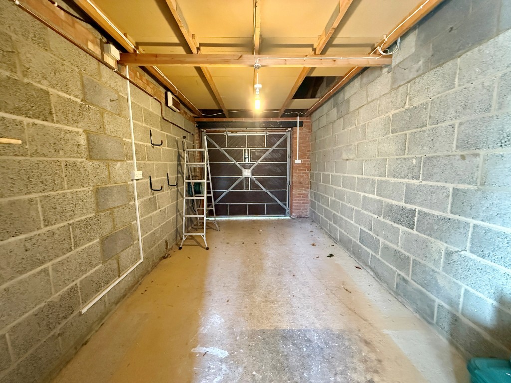 Lot: 141 - DETACHED FOUR-BEDROOM HOUSE - Garage